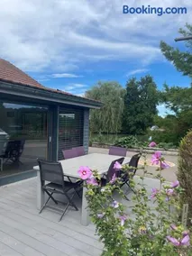 Chalet au bord d'un étang - Image 2