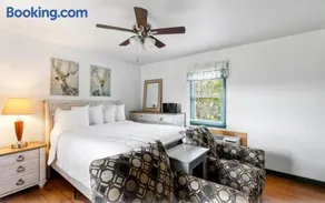 Pet Friendly 2 Bedroom Cabin Hideaway For 4! Cabin 7 - Image 2
