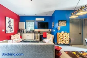 Unique studio w pool spa & gardens near downtown - Image 3
