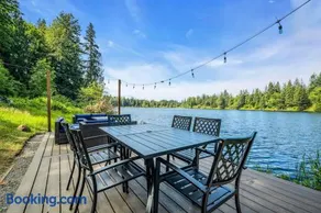 Lakefront Getaway For 4 with Swimming Kayaks and More - Image 3