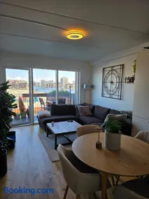 Modern apartment with unique sea view beside metro - Image 4