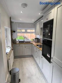 Redhill house, Sleeps6, 2 Parking - Image 4