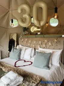 Beautiful Olive Pod Geo Dome House with Hot Tub - Image 2