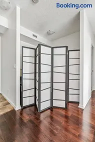 Toronto Downtown 2 bedroom Families only sleeps 5 - Image 3