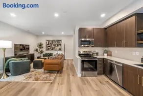 Top Floor Modern Apartment Free Coffee Wifi - Image 1