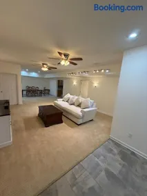 2-Bedroom 2-Bathroom ThePALACE at Univ of Oregon Campus on I-5 Freeway near Hayward Field and Autzen Stadium! FREE WiFI & NEW Washer and Dryer and BBQ on Patio! Almost 2000 square foot all to yourself!! - Image 1
