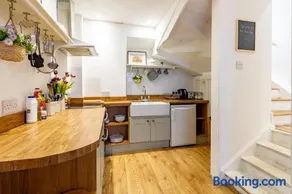The Shoe Box cottage with allocated parking - Image 3