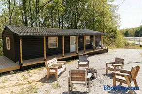 "Cozy Dumplin" - Warm & Modern Stay in RRG/Auxier - Image 1