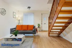 Premium Hideaway 2Bed Home with Garden Free Parking - Image 3