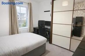 2 Bed Flat - Close to airport & station - Image 4