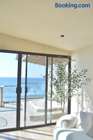 Kasa Dharma an oceanfront House - Image 1