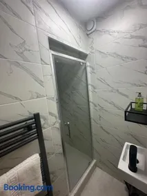 Cosy 1 Bedroom Studio with Private Entrance - Image 4