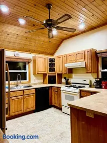 Cozy Lakefront Cabin with Jacuzzi - Image 3