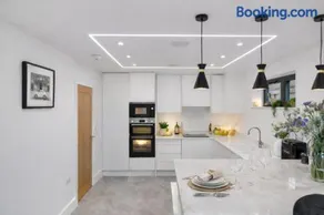 Luxury 4BR Smart Home with Smart Features, Garden, SkyStream & Free Parking - Sleeps Up To 8 in Gerrards Cross SL9 - Image 5