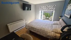 Self-contained and Peaceful en-suite with garden - Image 4