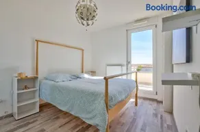 Stunning 2BR Flat with Terrace and private parking - Image 4