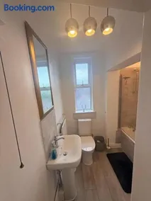 2 Bed Flat - Sleeps 4 - Wifi - Carpark - Image 3