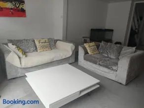 Spacious Family Getaway - Image 3