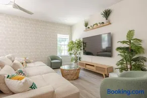 4 Bedroom House Near Downtown Tampa Sleeps 12 Pool Private Patio Pet Friendly - Image 2