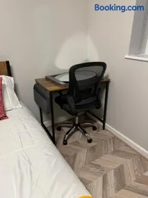 Comfy Studio Flat and Workspace near Ashton-U-Lyne Station - Image 4