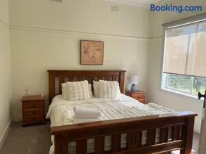 Homey Beach Cottage with Spa, walk to beach - Image 2