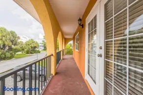 NEW Luxe Private Condo Steps 2 Beach and Sunsets Park 2 Cars Private Quiet UNIT B - Image 5