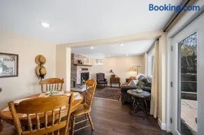 Country Cottage Basement Apartment - Image 2