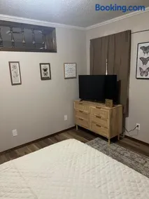 spacious 5-bedroom home in milan mo - Image 2