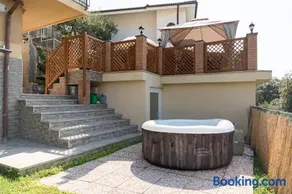 La Roccia Fiorita Appartamento con giardino e Jacuzzi - Image 1