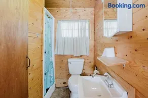 Charming Lakeview Family Resort in Katchwanooka with Private BBQ and firepit - Image 2