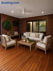 Modern Escape Near Parks & Cafés - Image 3