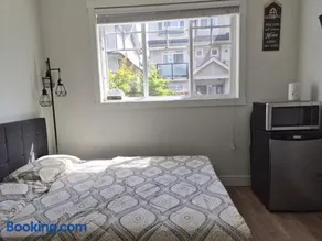 Private modern room with separate entrance - Image 3