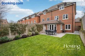 Lavender House - 4-Bedroom Family Home in Maidenhead with Parking - Image 5