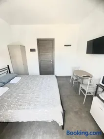 Bed and Beach - Image 3