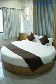 Tulip Restaurant Banquet & rooms - Image 3