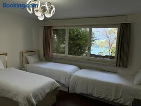 Queen Home - Image 4