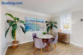 Sunset Island 57 Home 6 Bedrooms 4.5 Bathrooms Home - Image 2