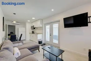 Comfortable 1BR Getaway with Parking & WiFi - Image 2