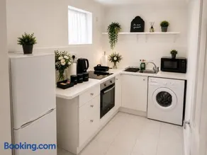 Modern Heathrow Apartment with Private Parking & Garden - Image 5