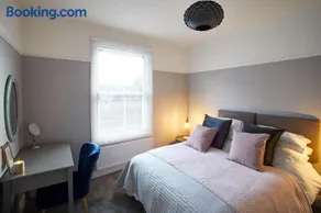 Host & Stay - Windsor Cottage - Image 2