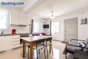 Bright & Cozy Home, 5 mins to Andros Town - Image 1