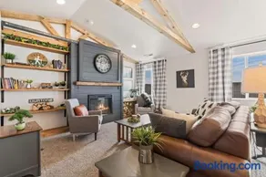 Modern Cabin Vibes, Vaulted ceilings, Sleeps 8! - Image 1