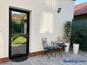 Little park house with car charger - Image 2