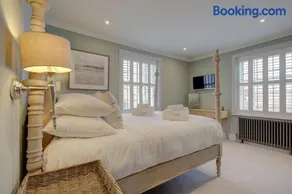 The Railway Hotel by Barefoot Retreats - Image 4