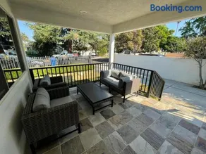 Charming Bright Traditional Home in Sherman Oaks - Image 4