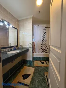 Luxury 2BR seafront Apt with panoramic sea views - Image 3