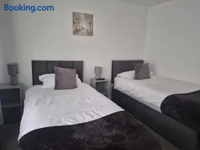 5 bedroom house - Cheshire Oaks - Image 4