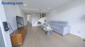 Modern 4 Bedroom House in Box Hill - Image 3