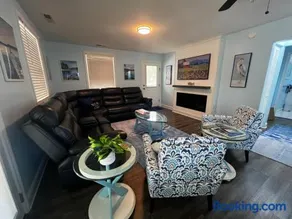 Dockside Dreamz- Lakefront duplex with dock and beach - sleeps 12 - Image 2