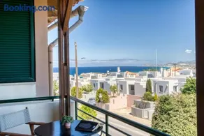 Mariliza's Spacious Maisonette Close to Beaches - Image 1
